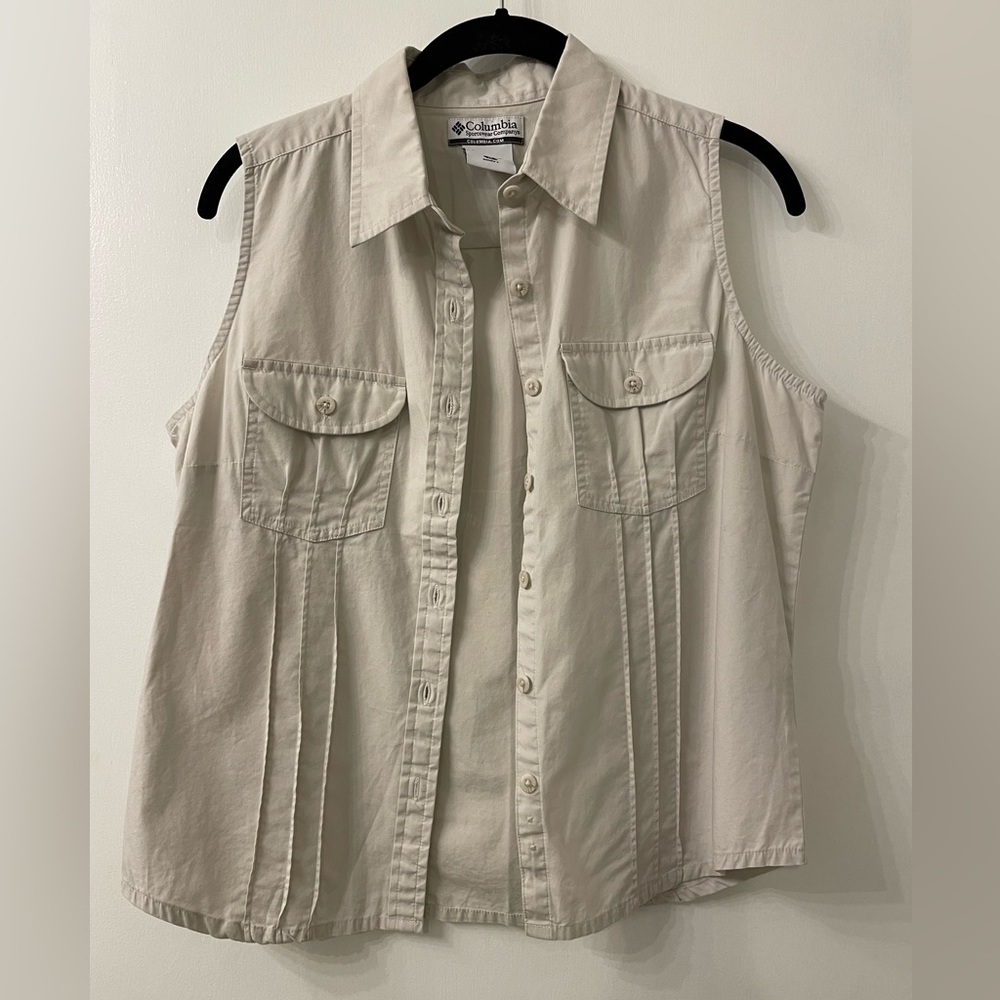 Columbia women’s sleeveless button down shirt/top. Tan. Size Medium